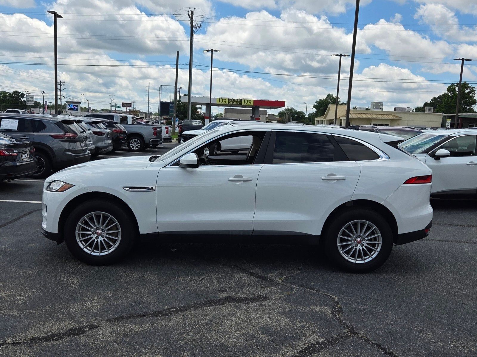 Used 2019  Jaguar 25t image 4