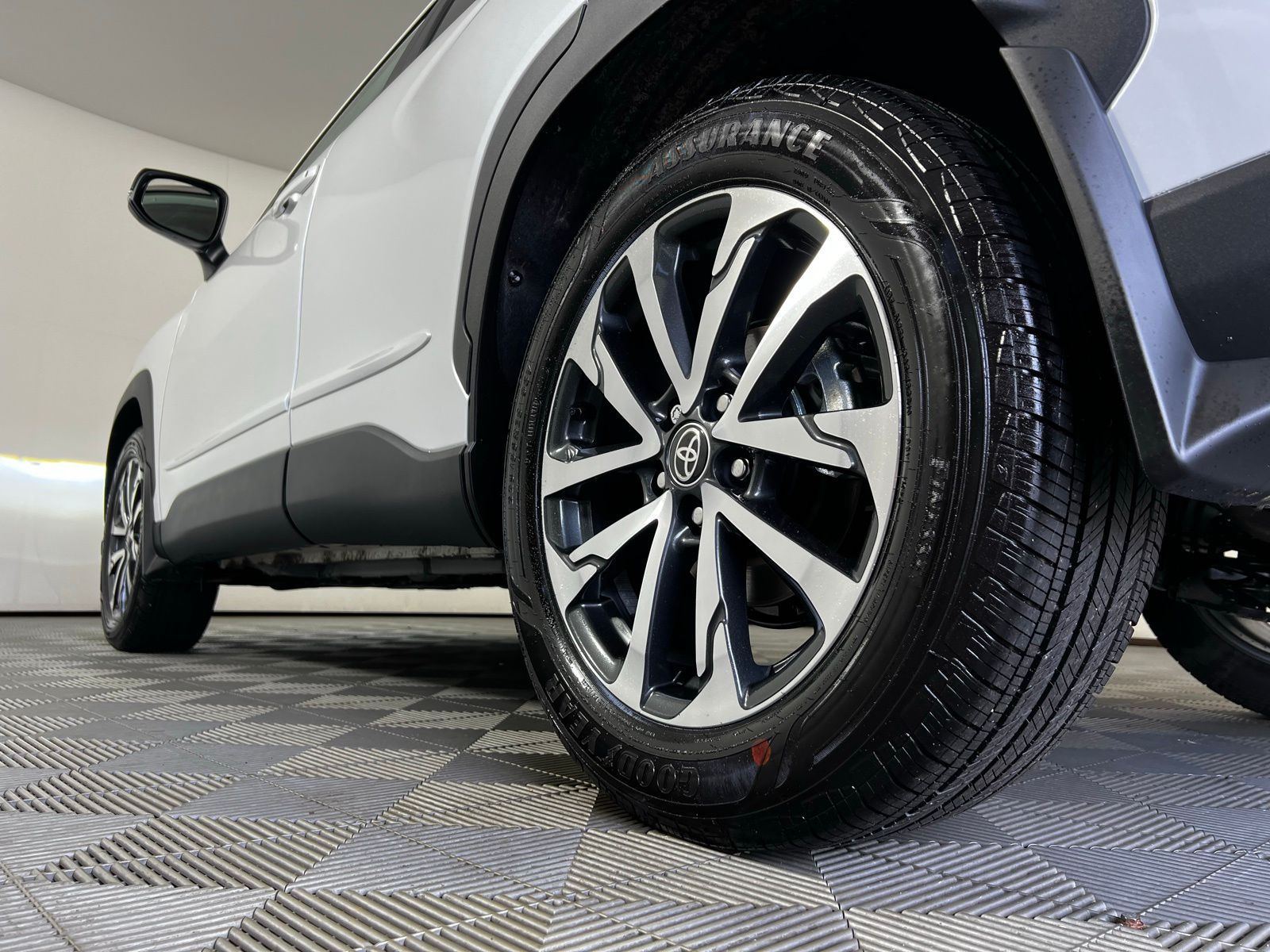 2025 Toyota Corolla Cross XLE 27