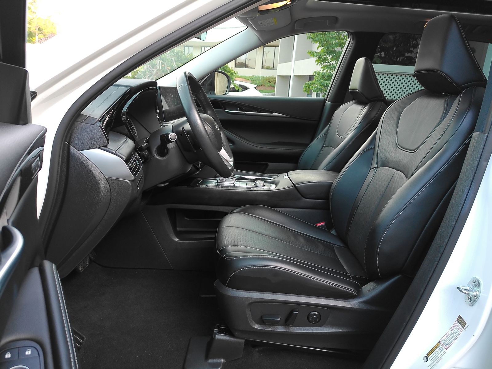 Used 2023 White INFINITI PURE image 7