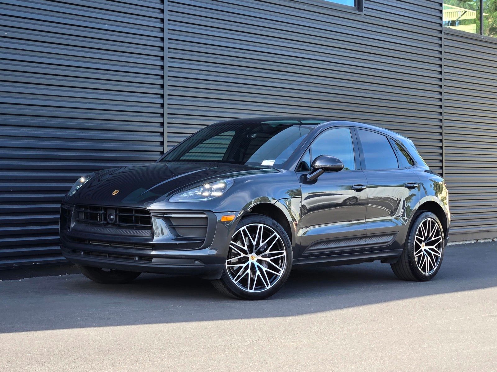 2025 Porsche Macan Base — full photo 1 of 27