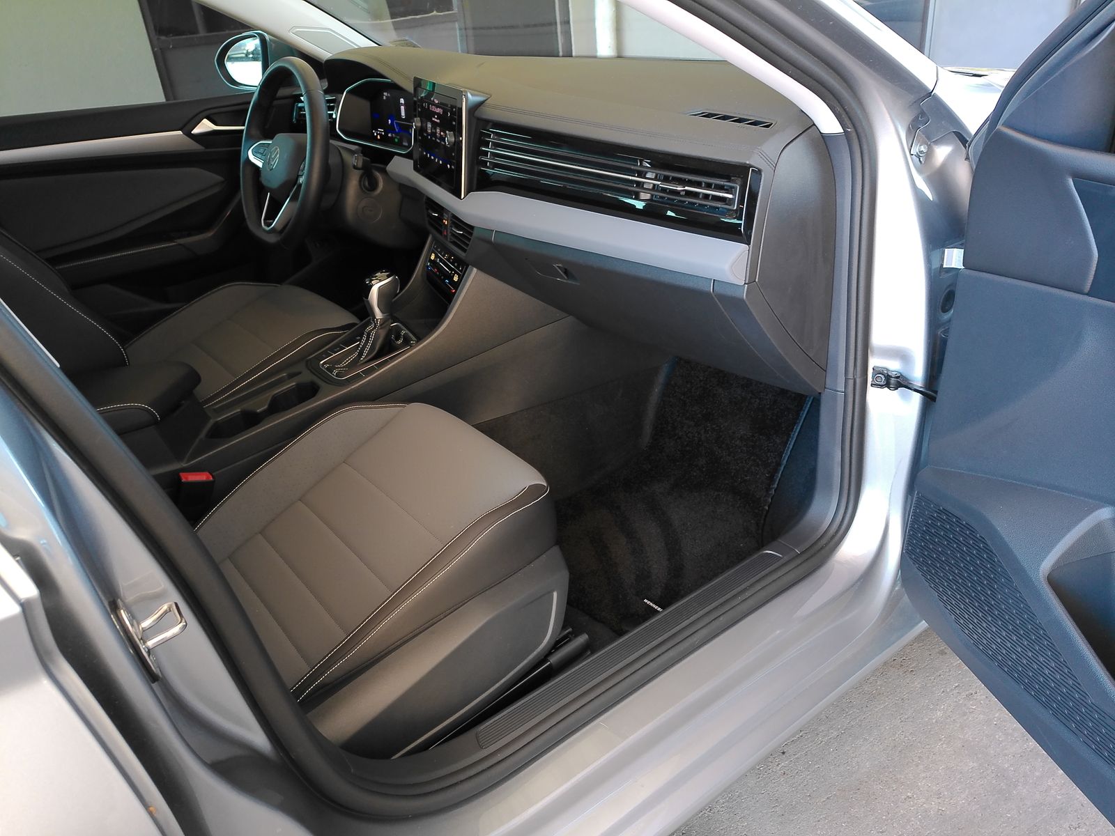 Used 2025 Silver Volkswagen 1.5T SE image 26