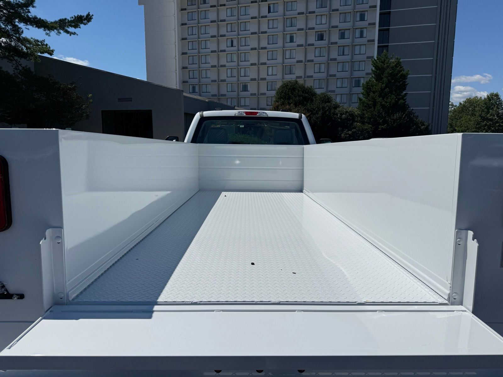 New 2025 Oxford White Ford XL image 10