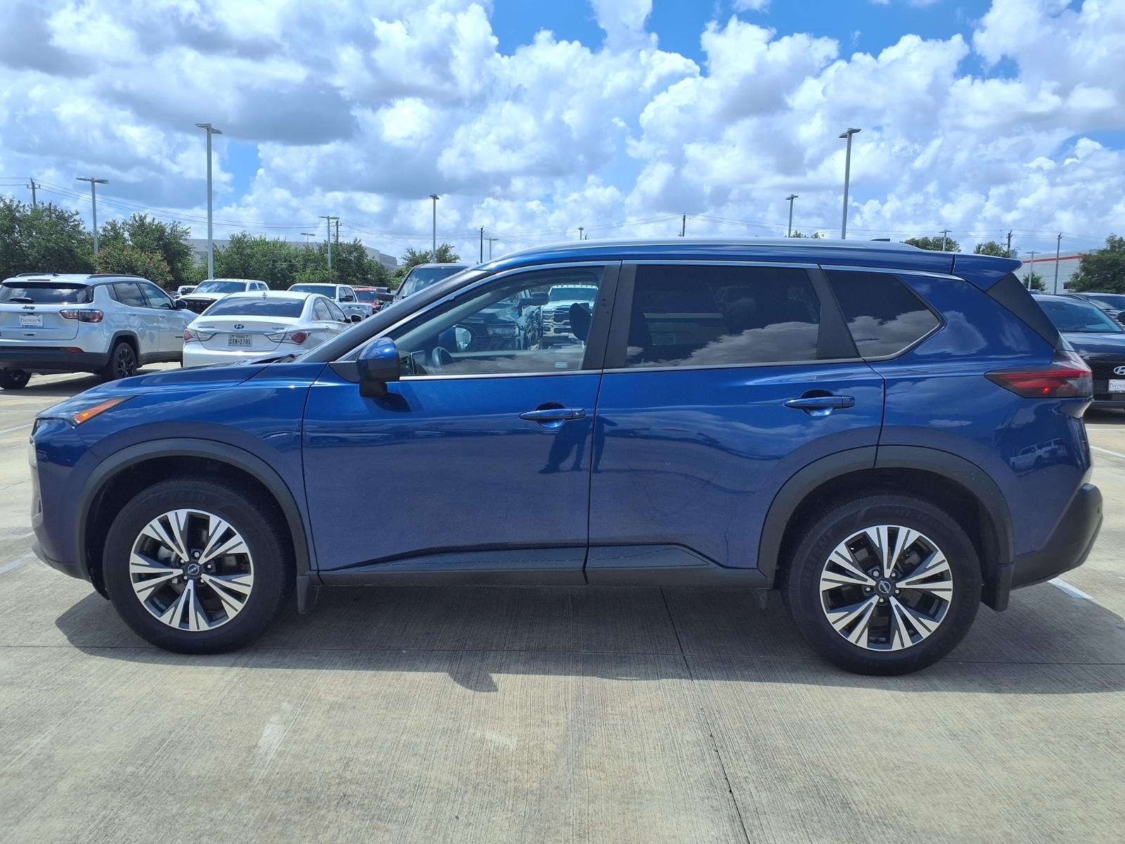 2023 Nissan Rogue SV - 8