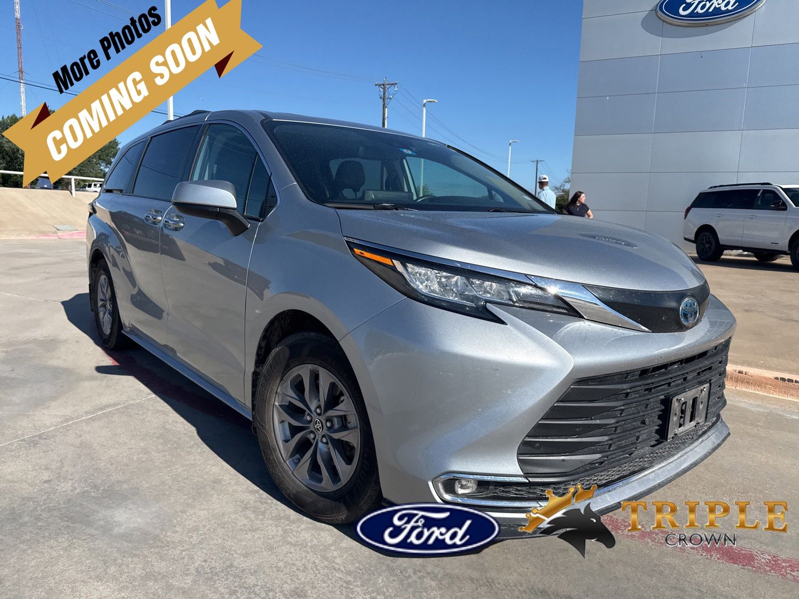 Celestial Silver Metallic 2022 Toyota Sienna XLE 7-Passenger FWD Minivan Front-Wheel Drive Continuously Variable Transmission