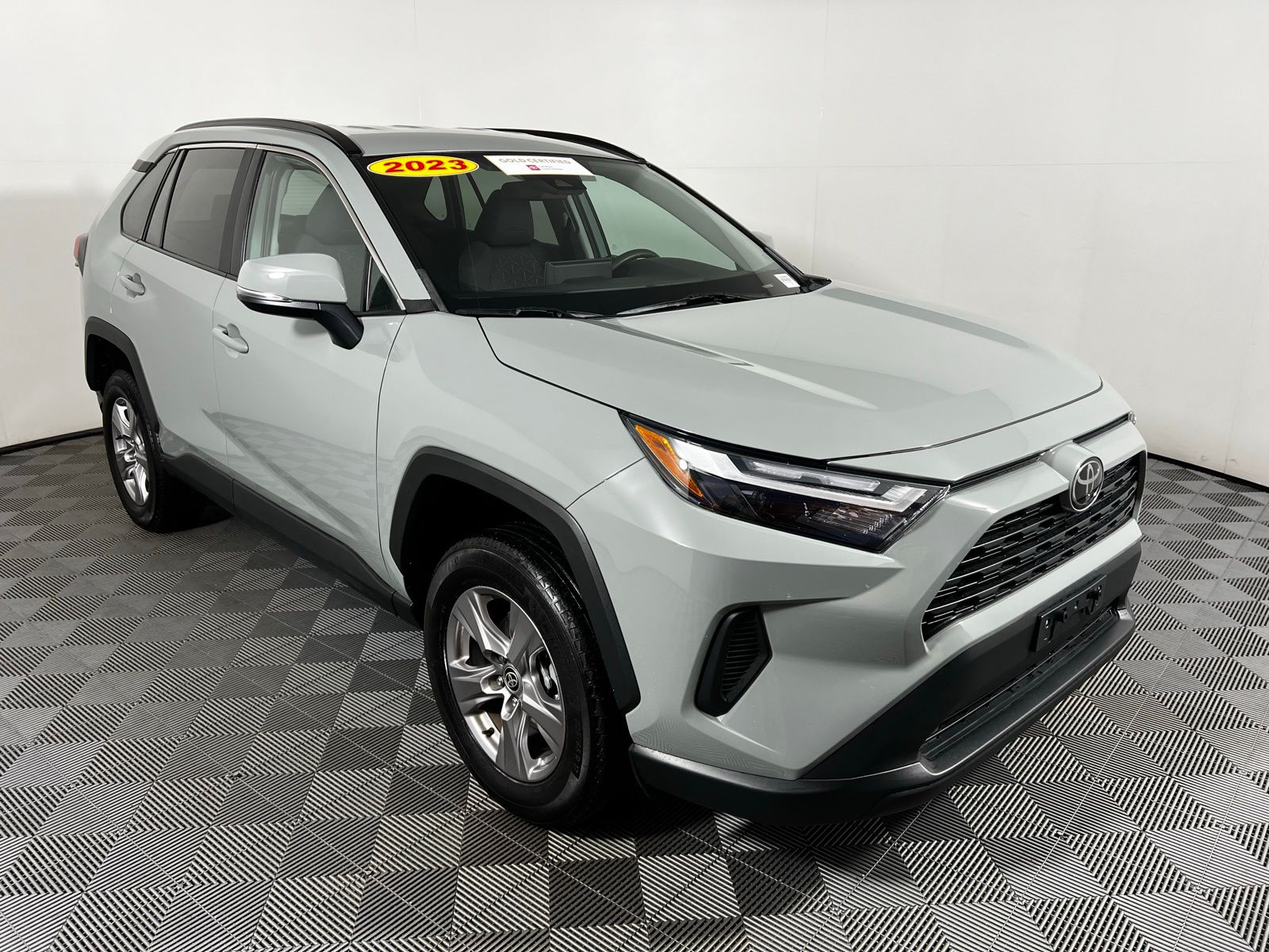 2023 Toyota RAV4 XLE 3