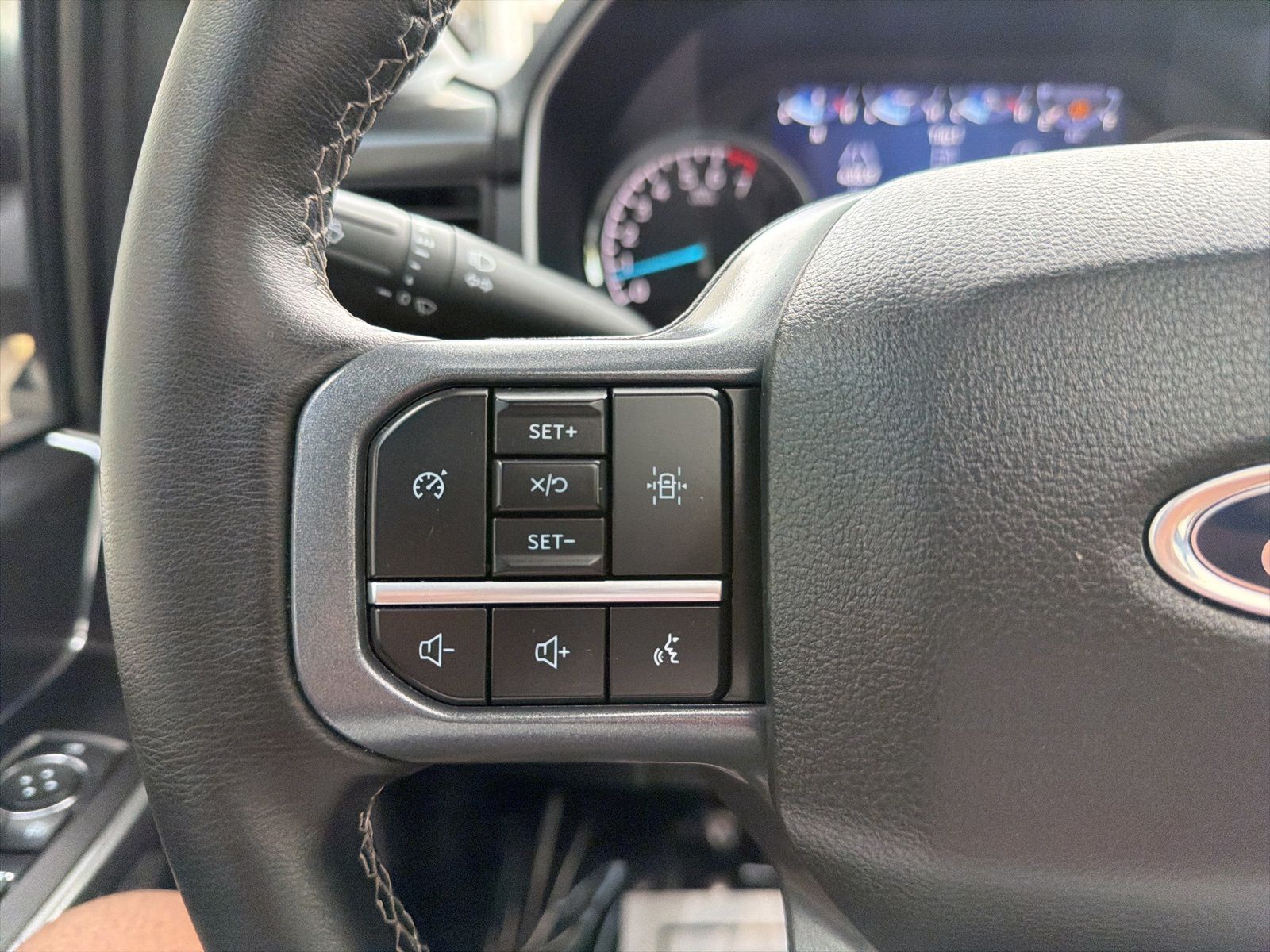 Certified Used 2023 Oxford White Ford XLT image 29