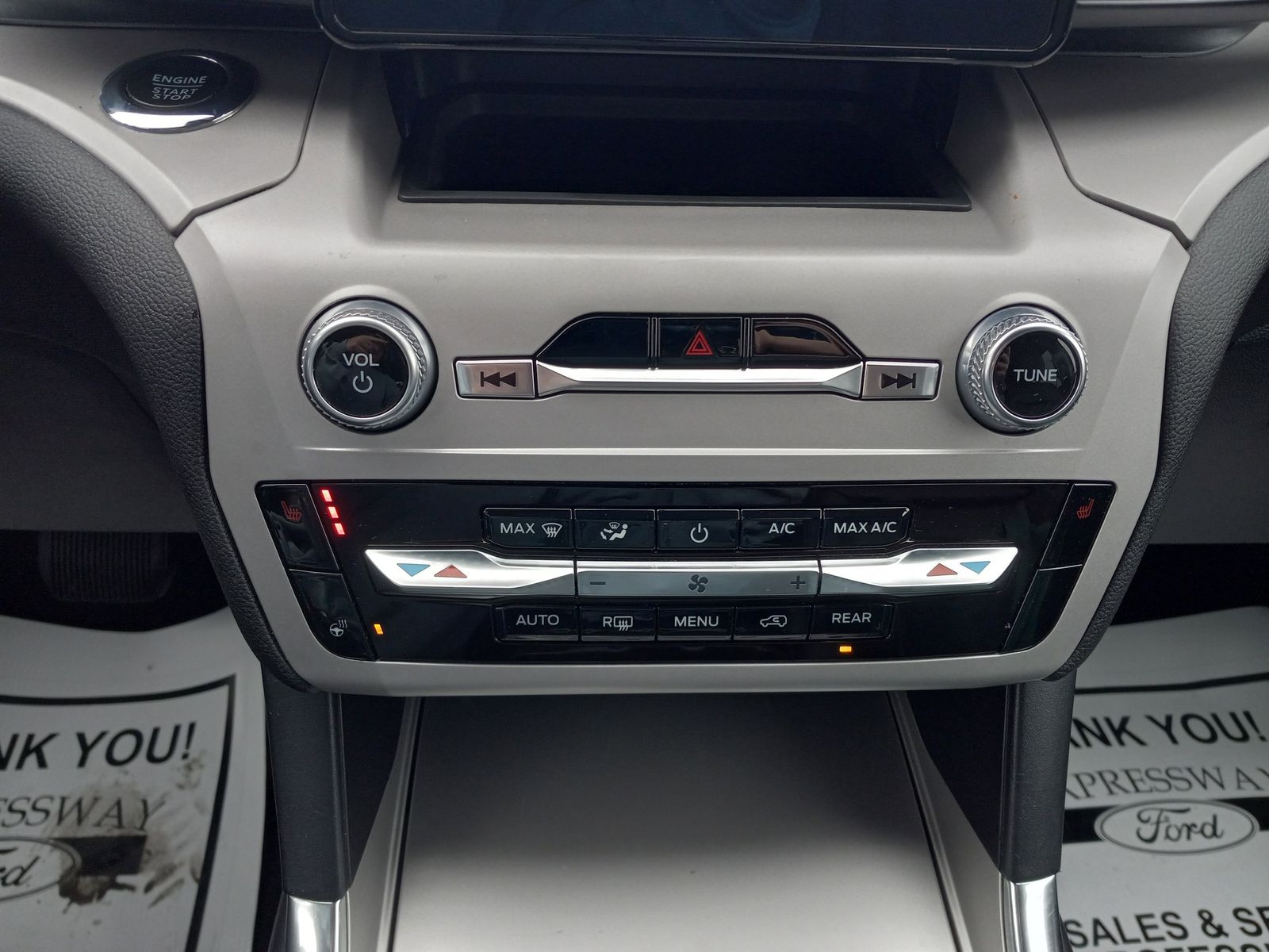 2023 Ford Explorer image 24
