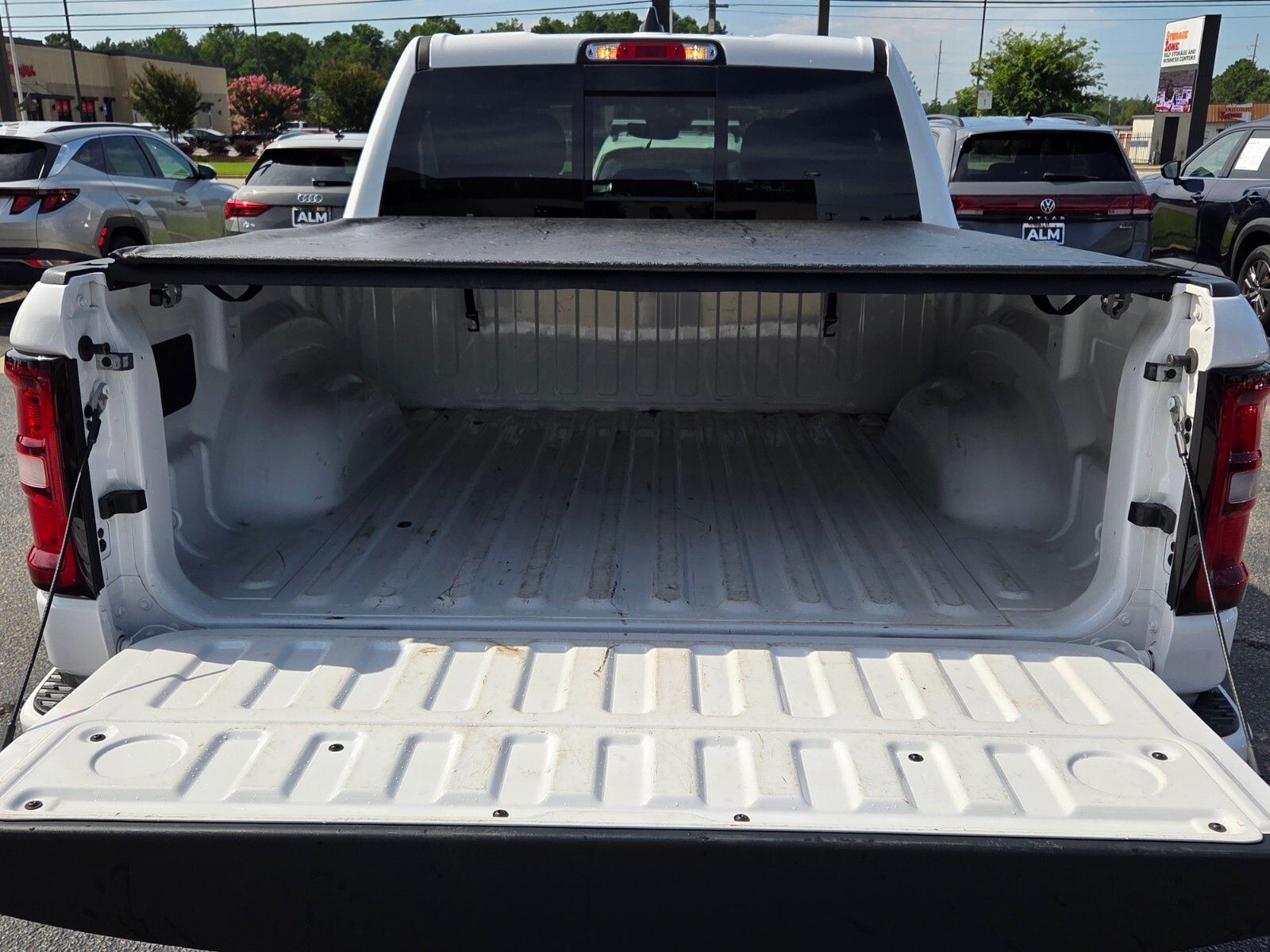 Used 2025 White Ram Big Horn/Lone Star image 13