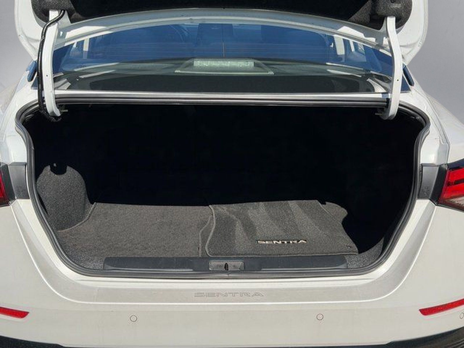 Used 2024 Aspen White Nissan SR image 22