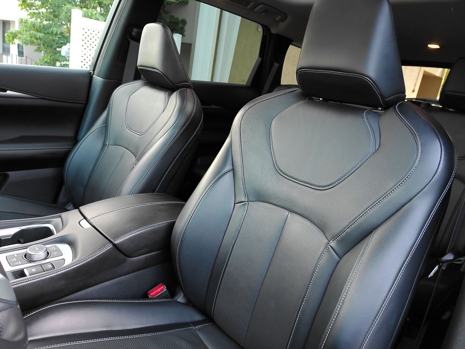 Used 2023 White INFINITI PURE image 33