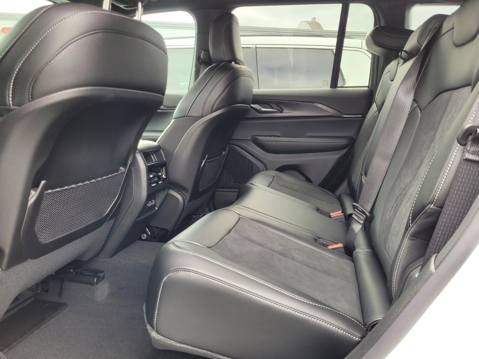 2025 Jeep Grand Cherokee Altitude X photo 4