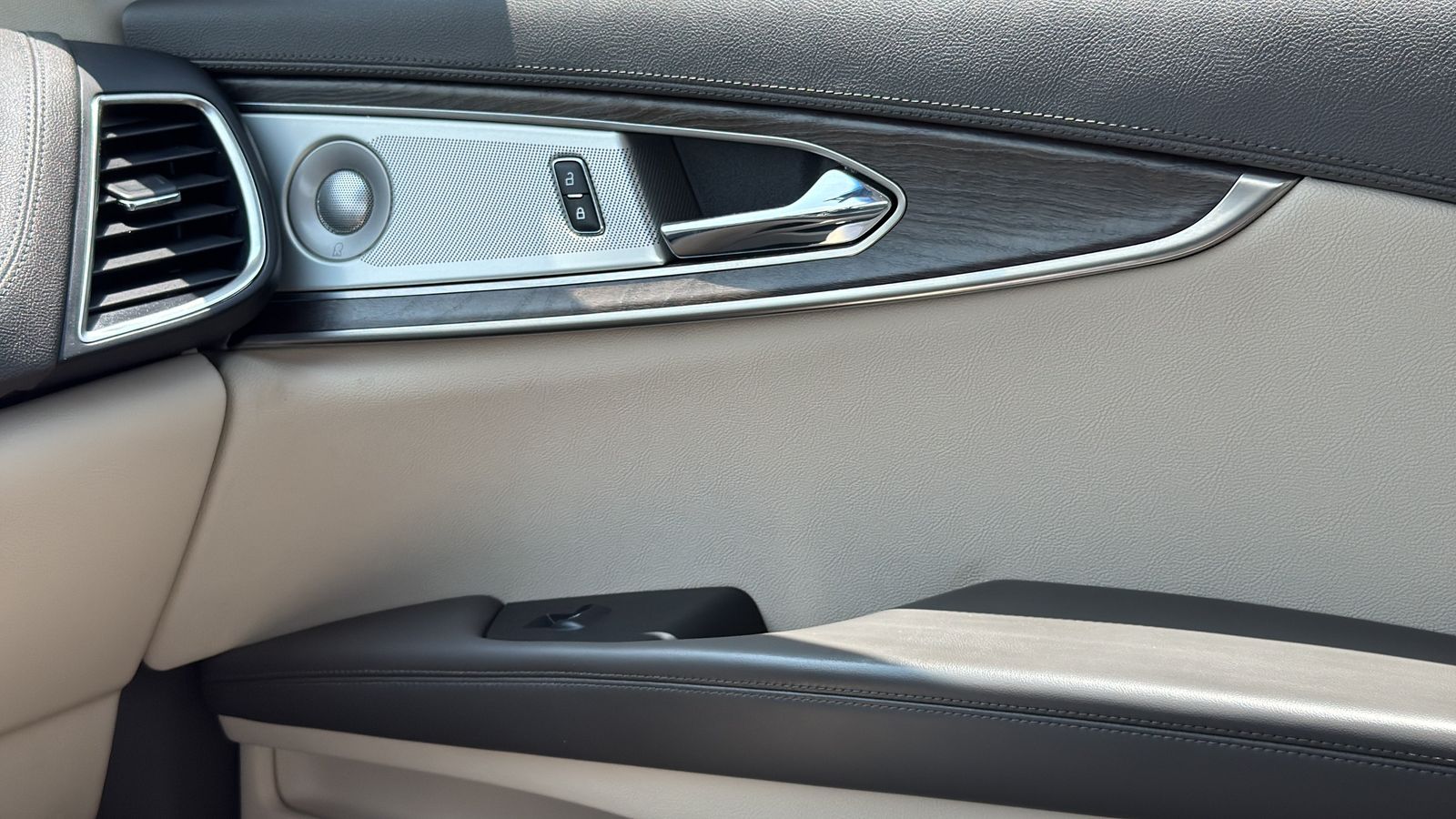 Used Car 2020 Lincoln Nautilus  Reserve For Sale Under $30,000 In Austin, Texas