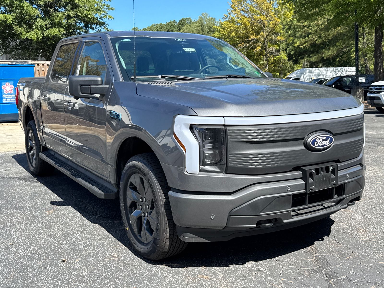 2025 Ford F-150 Lightning photo 3