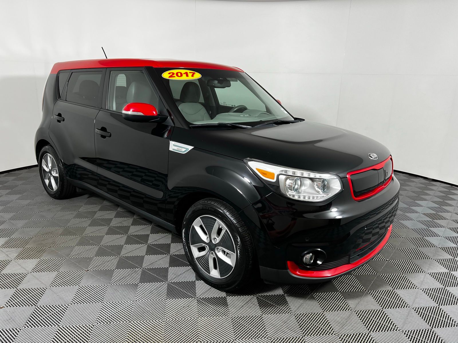 Thumbnail: 2017 Kia Soul EV - 3
