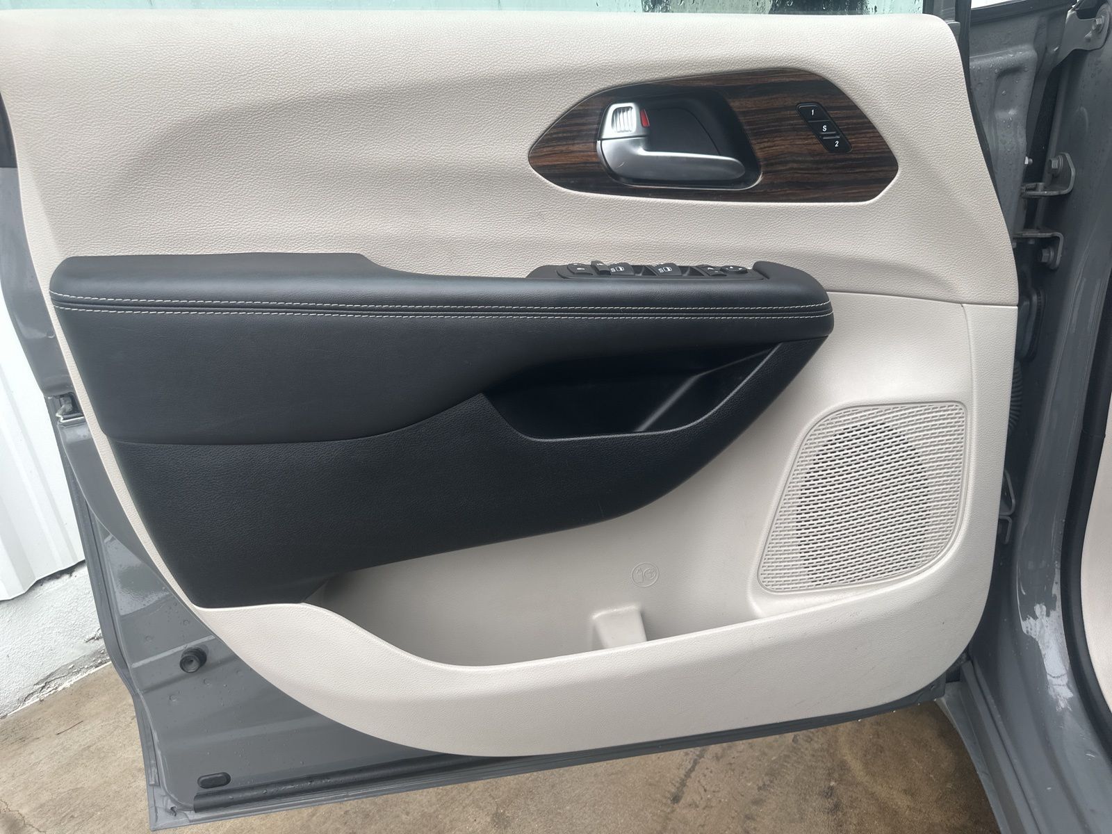 Used Car 2023 Chrysler Pacifica  Limited For Sale Under $30,000 In Austin, Texas