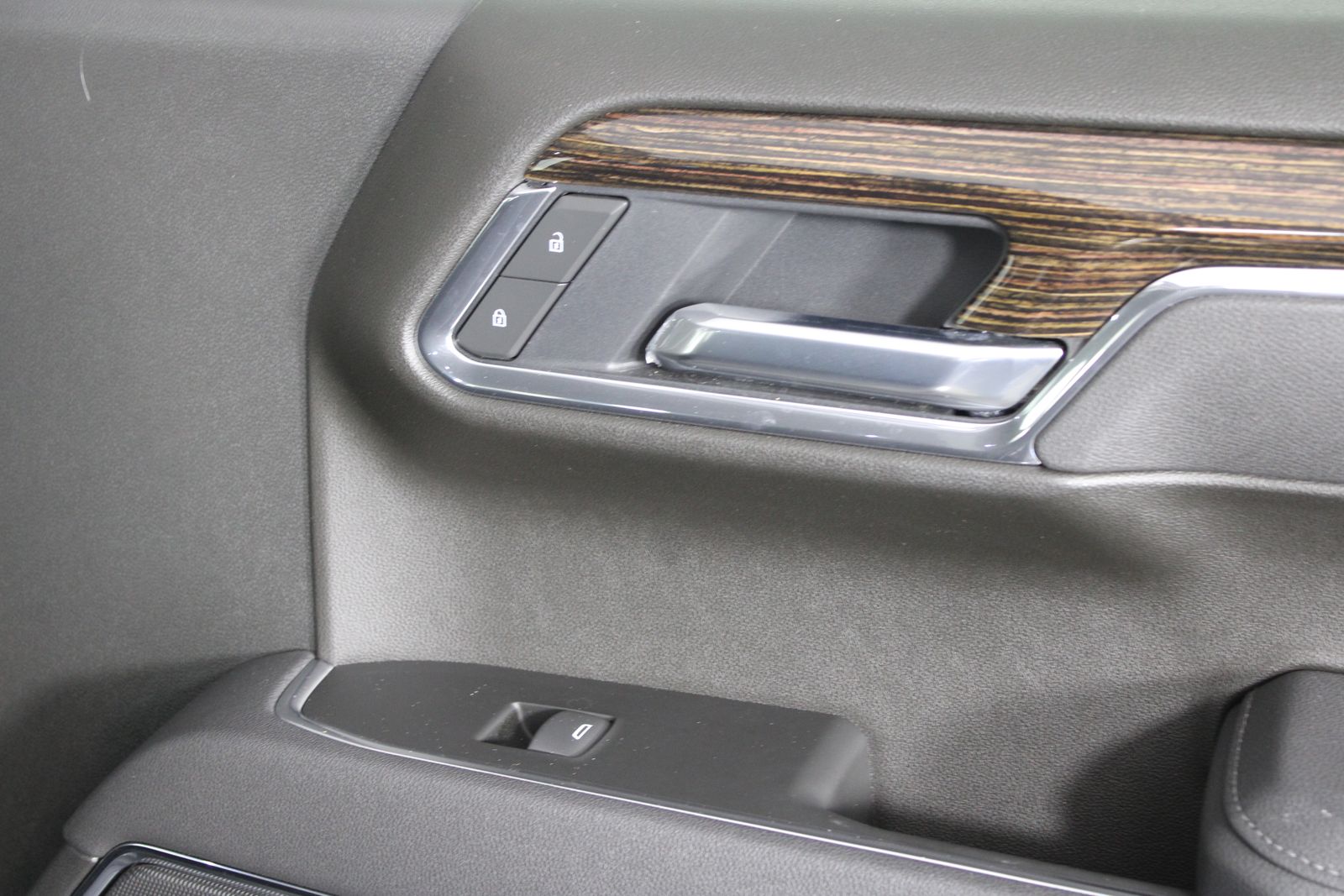 Used 2025 Silver GMC Elevation image 14