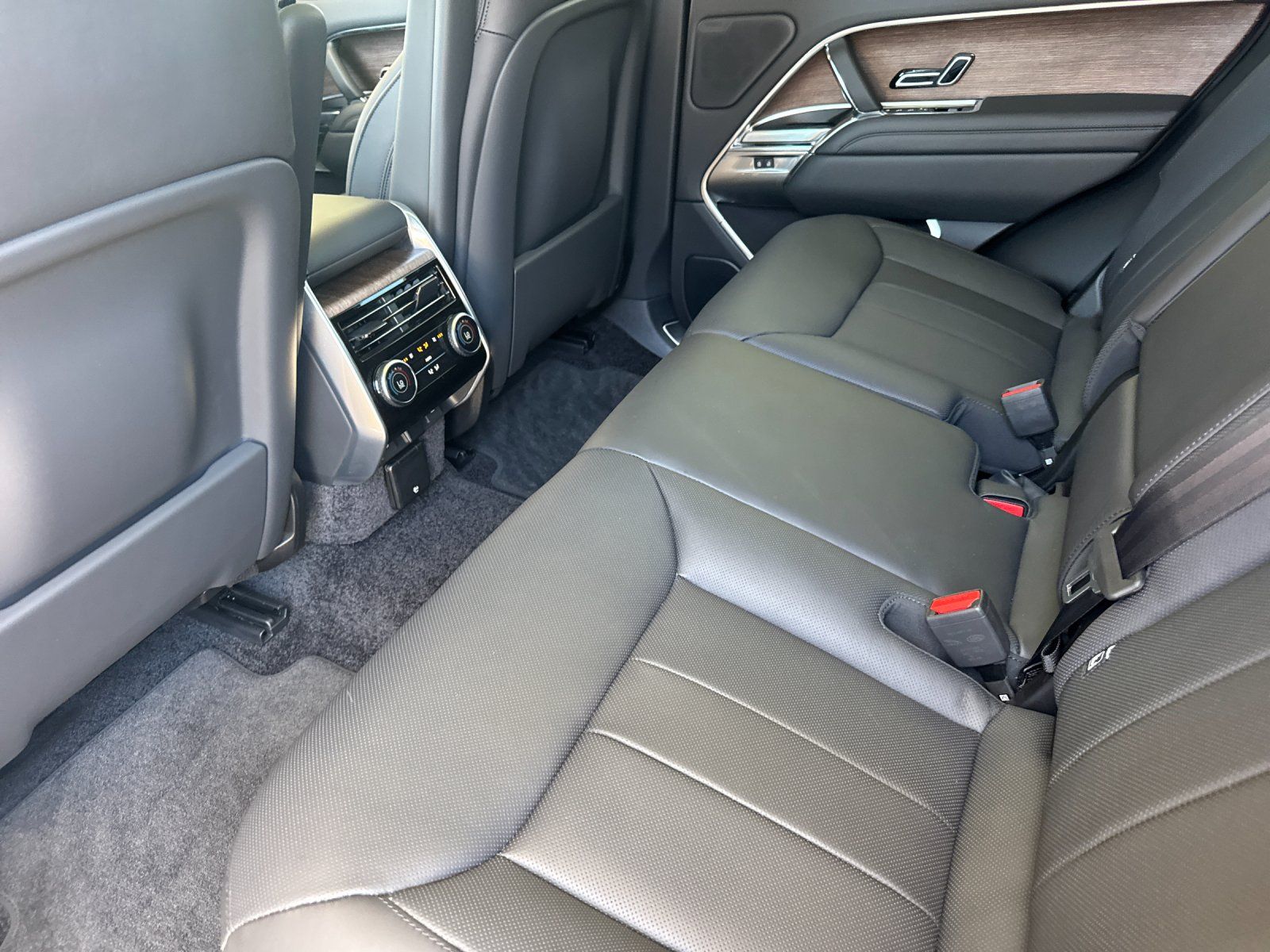 2025 Land Rover Range Rover SE - Photo 11
