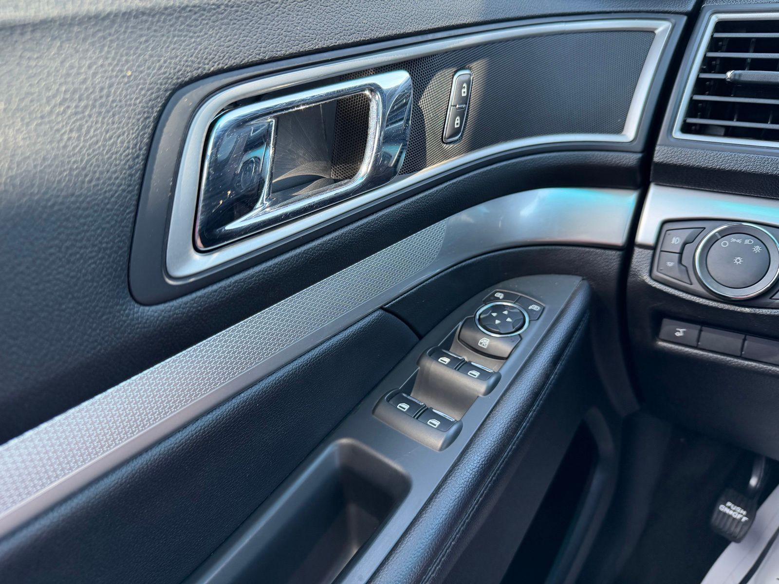 2017 Ford Explorer image 27