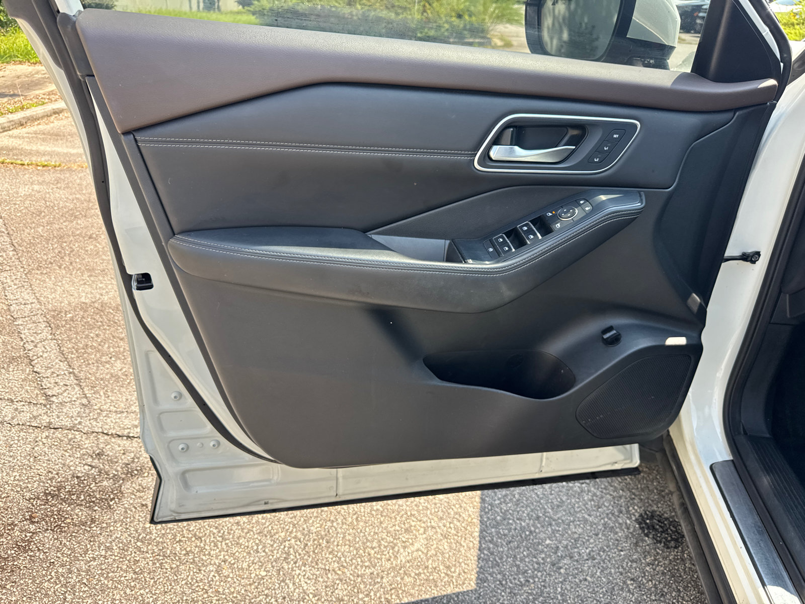 Used 2022 White Nissan Platinum image 10
