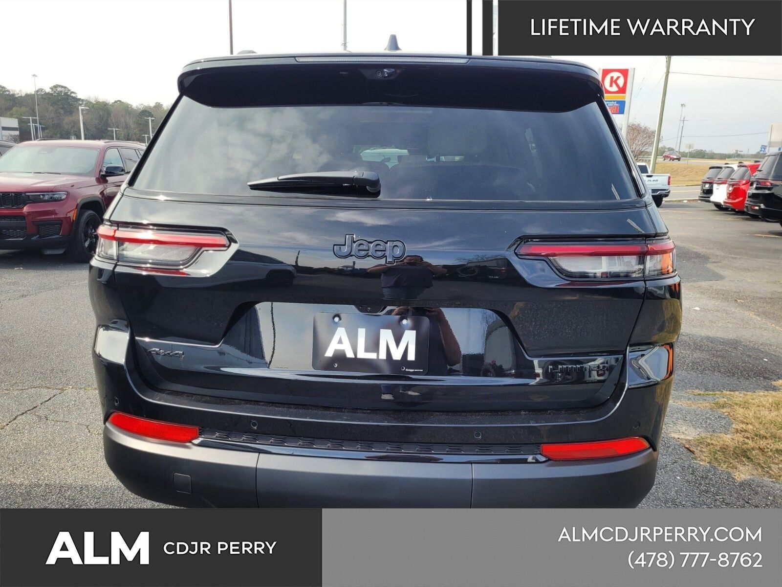 New 2025 Diamond Black Crystal Pearl-Coat Exterior Paint Jeep Limited image 12