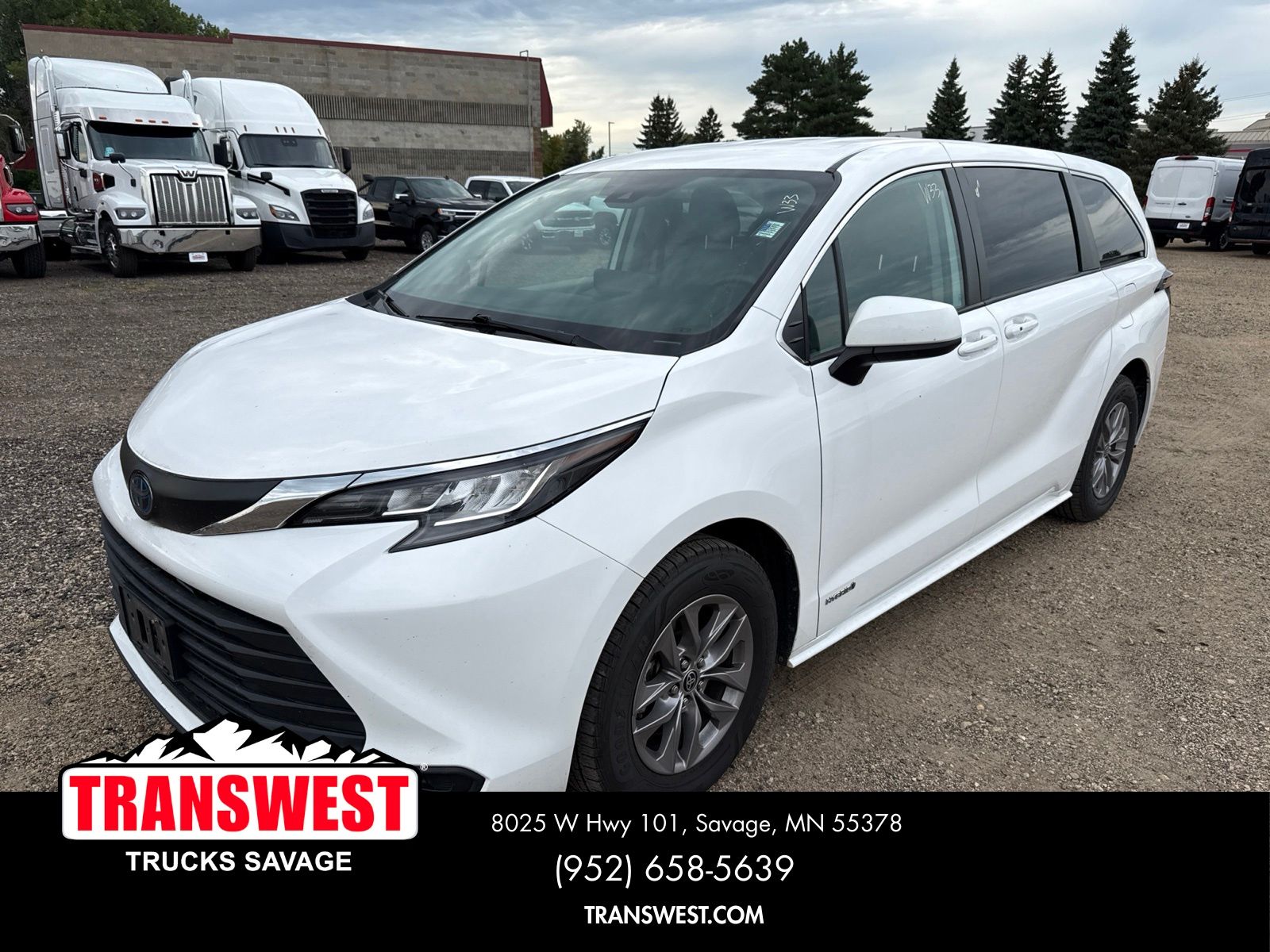 Super White 2021 Toyota Sienna Minivan Front-Wheel Drive Continuously Variable Transmission