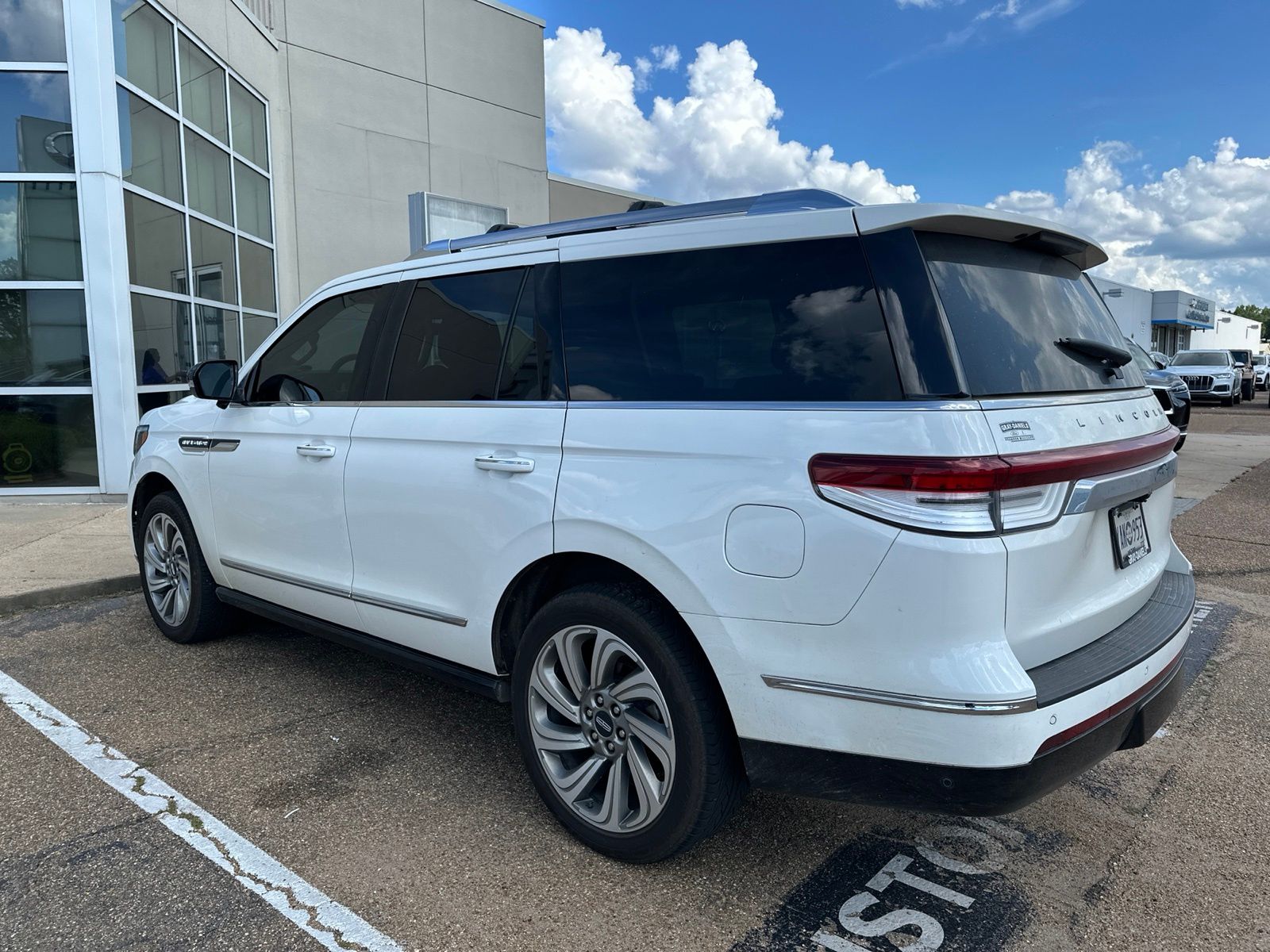 2023 Pristine White Metallic Tri-Coat Lincoln Navigator Reserve 4X4 SUV