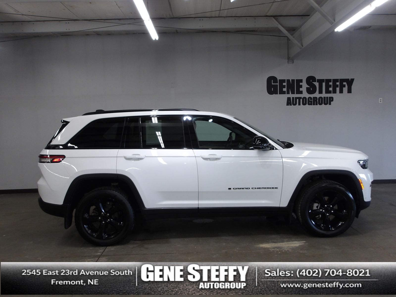 Bright White Clearcoat 2023 Jeep Grand Cherokee SUV / Crossover Four-Wheel Drive 8-Speed Automatic