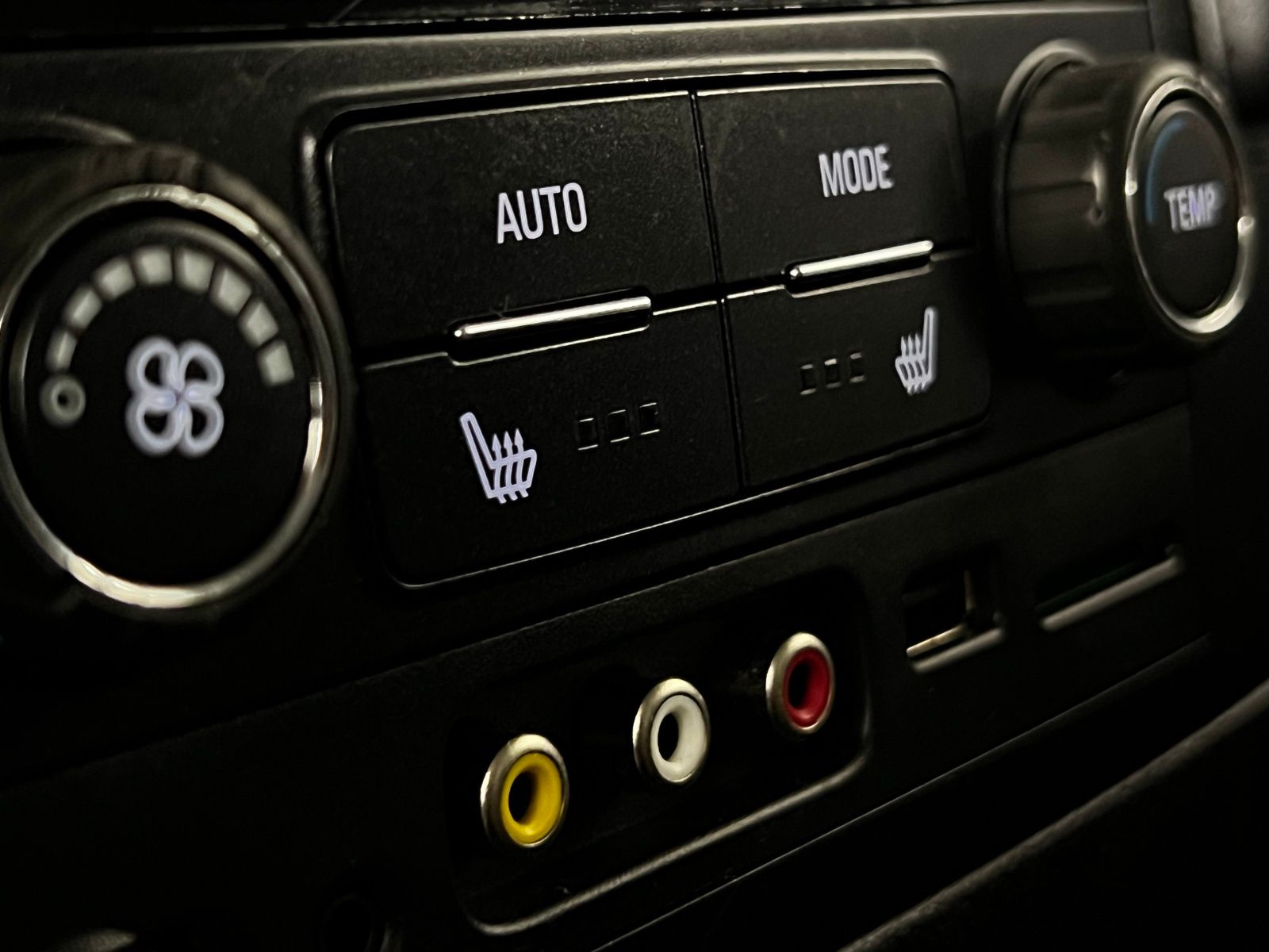 Thumbnail: 2016 GMC Yukon XL - 28