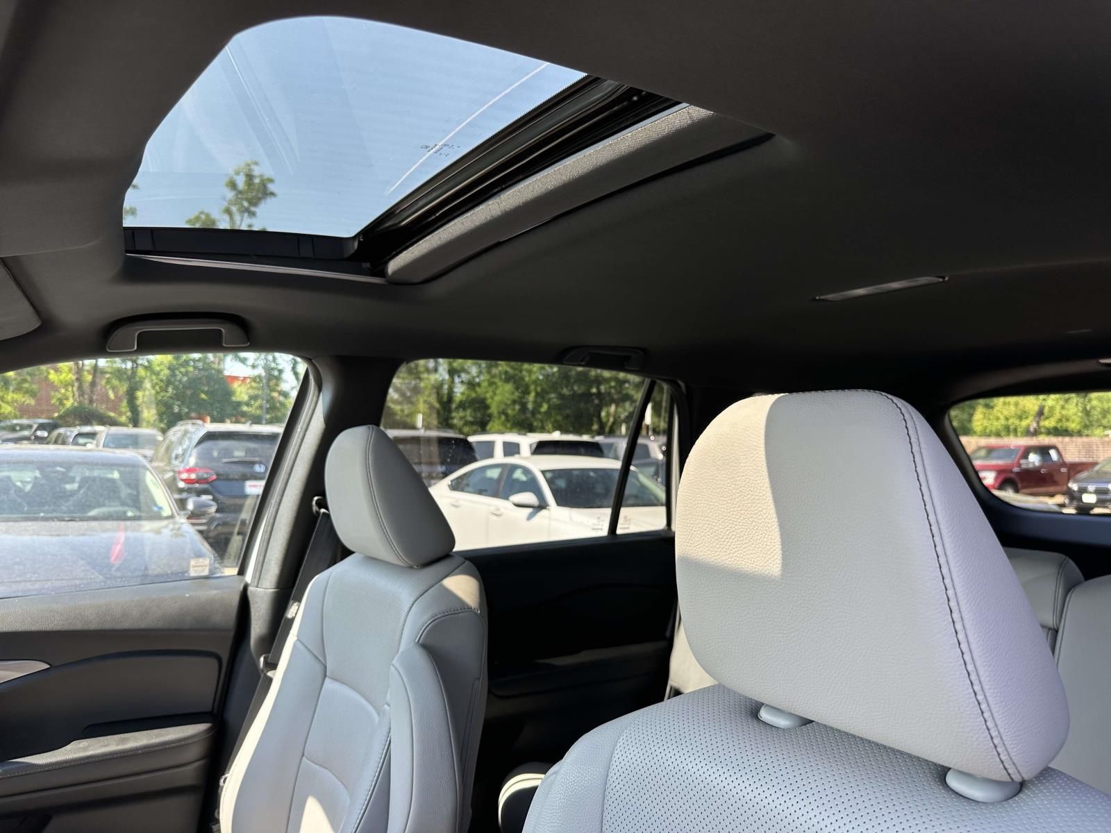 Used 2023 White Honda EX-L image 10