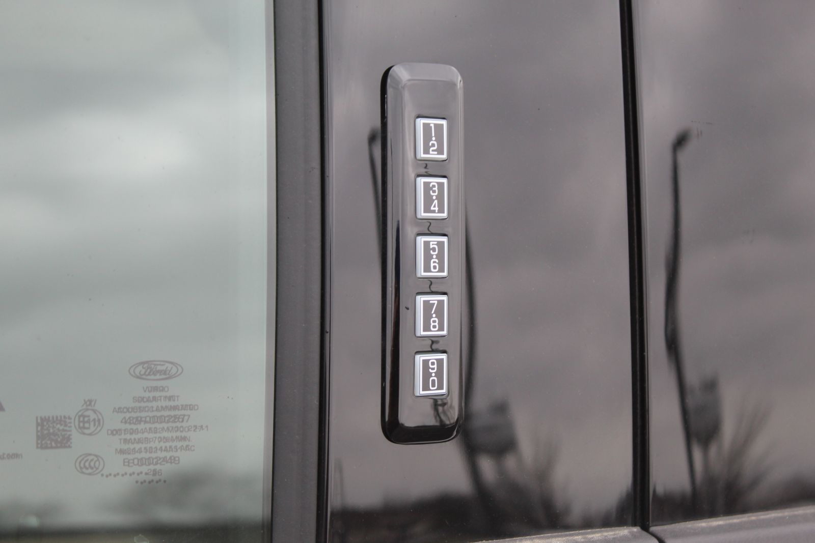 View vehicle photo 4