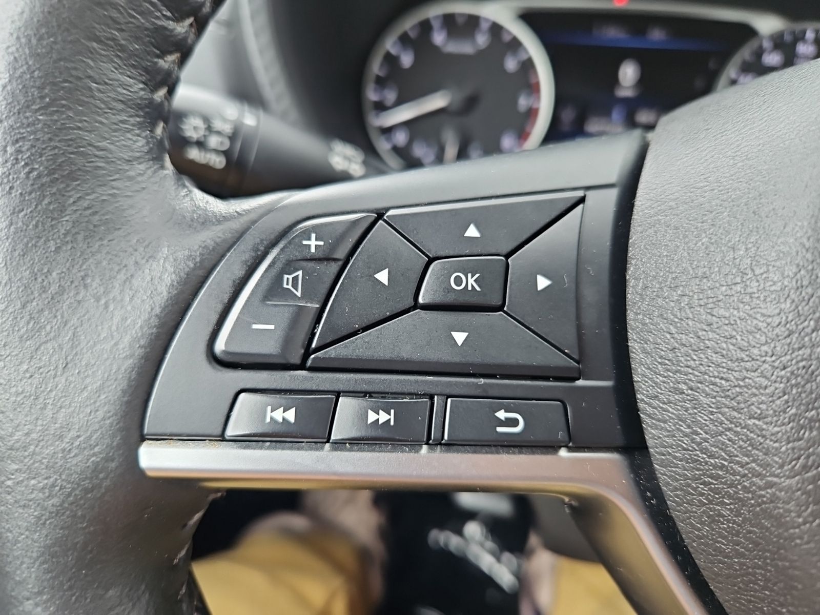 Used 2025 Gray Nissan SV image 18