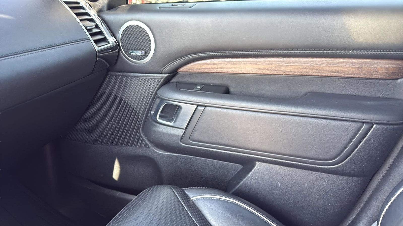 Used Car 2020 Land Rover Discovery  Hse Luxury For Sale Under $30,000 In Austin, Texas