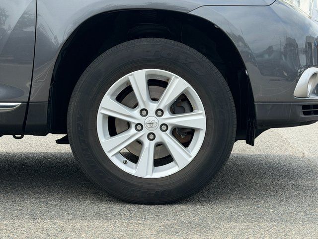 Used 2013 Magnetic Gray Metallic Toyota SE image 26