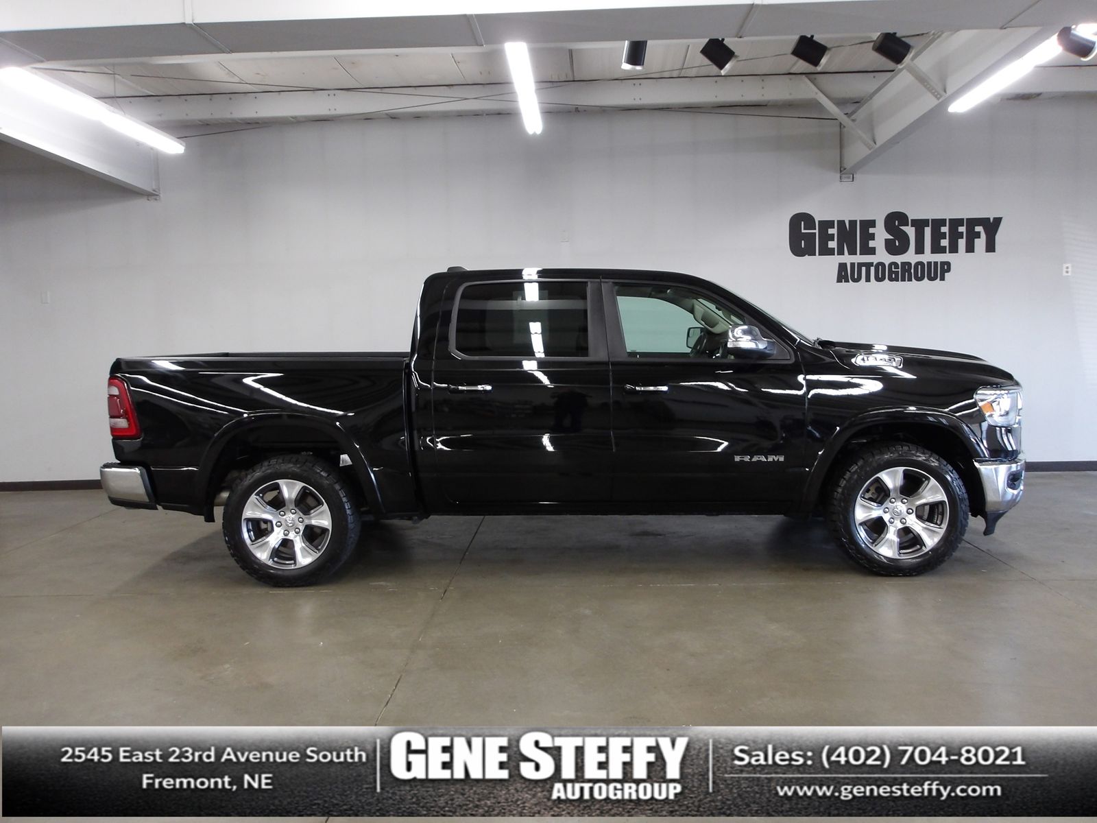 Diamond Black Crystal Pearlcoat 2020 RAM 1500 Laramie Crew Cab 4WD Pickup Truck Four-Wheel Drive 8-Speed Automatic