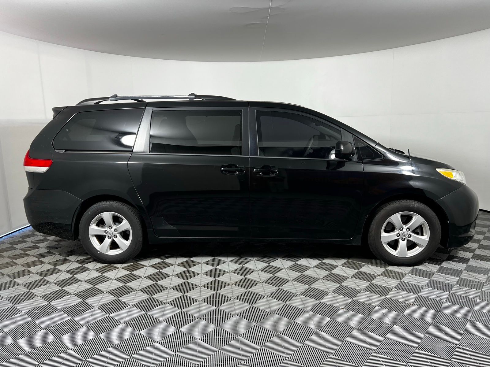 Thumbnail: 2013 Toyota Sienna - 4