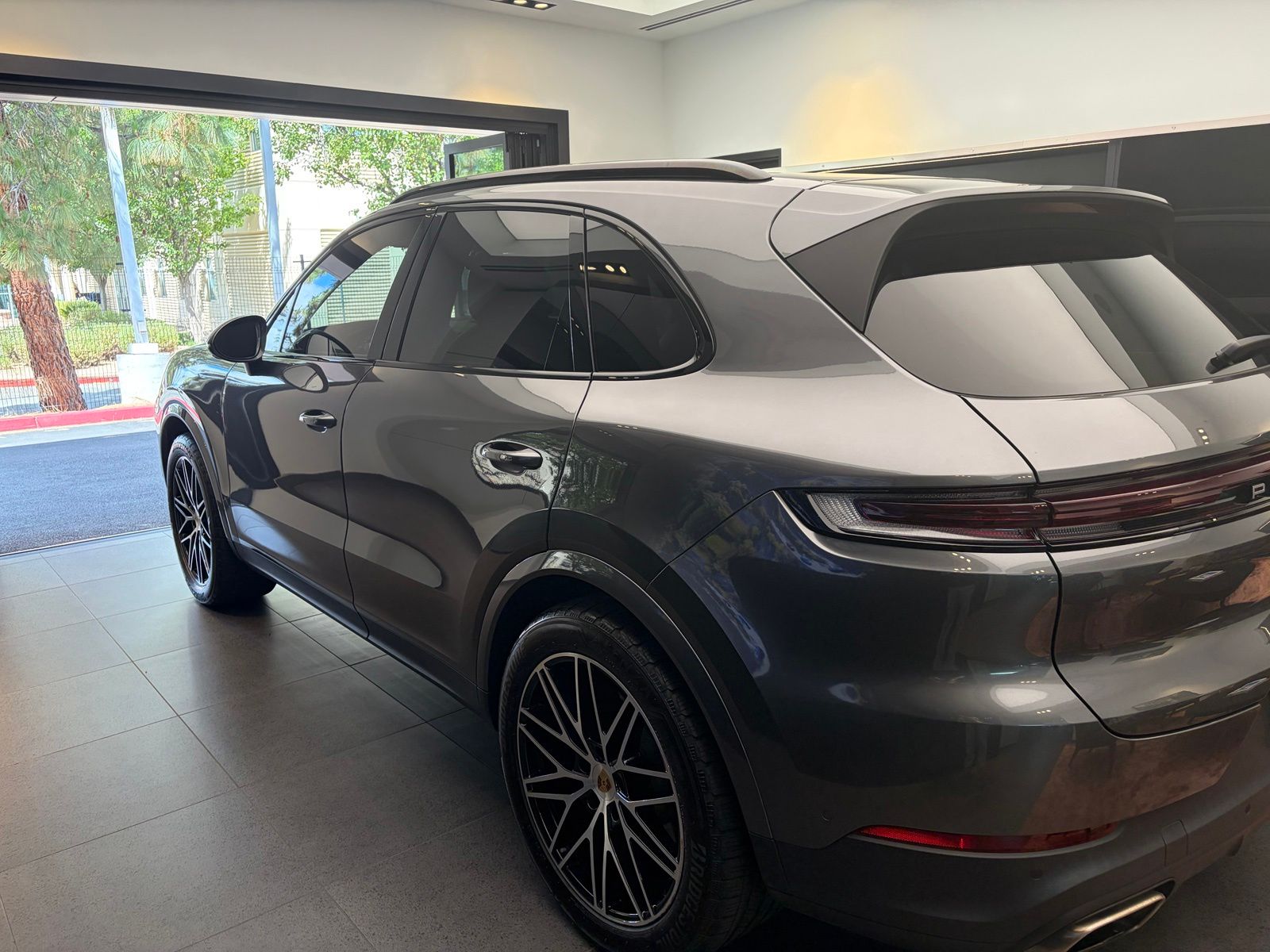 2024 Porsche Cayenne Base — full photo 1 of 4