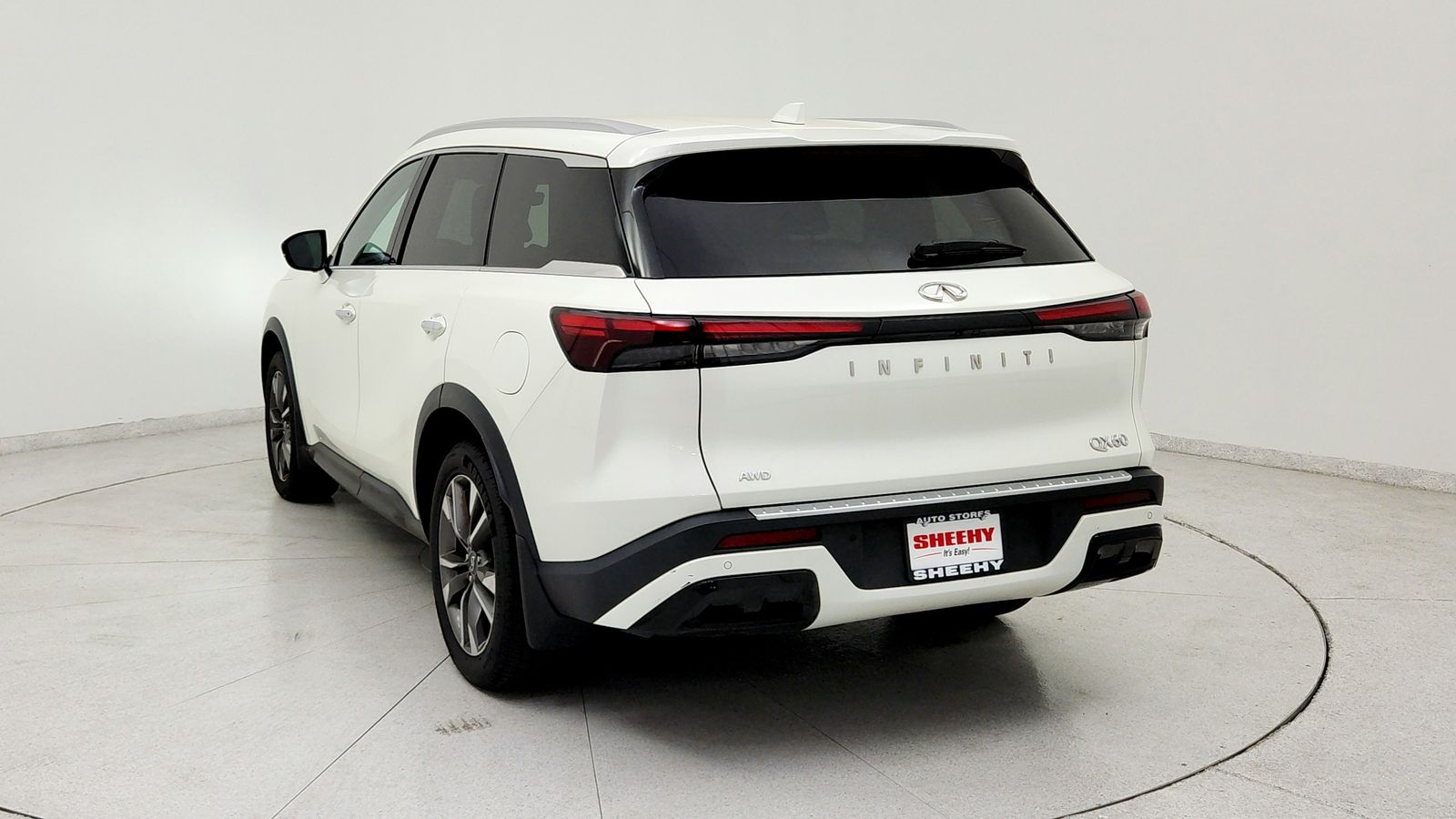 Used 2023 White INFINITI LUXE image 5