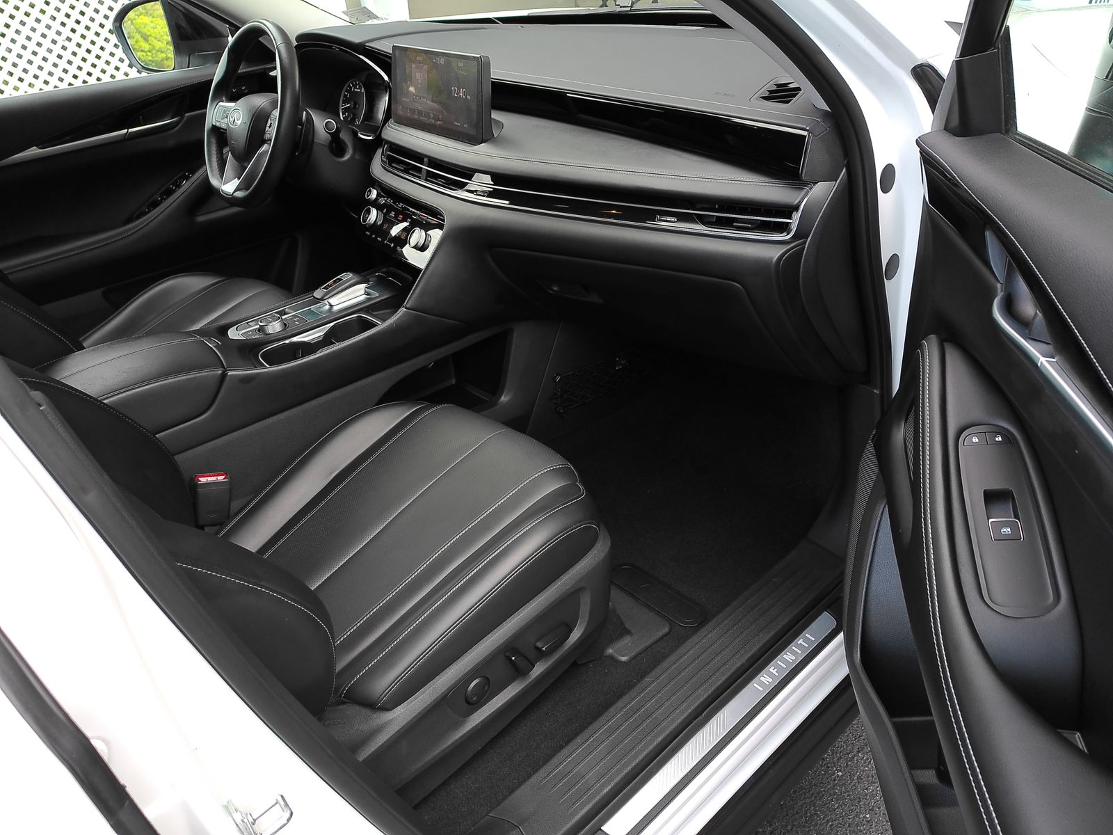 Used 2023 White INFINITI PURE image 40