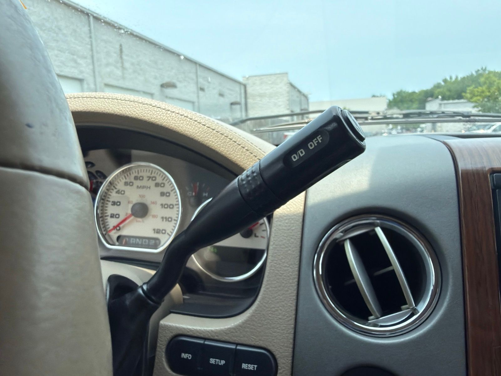 Used 2004  Ford Lariat image 31