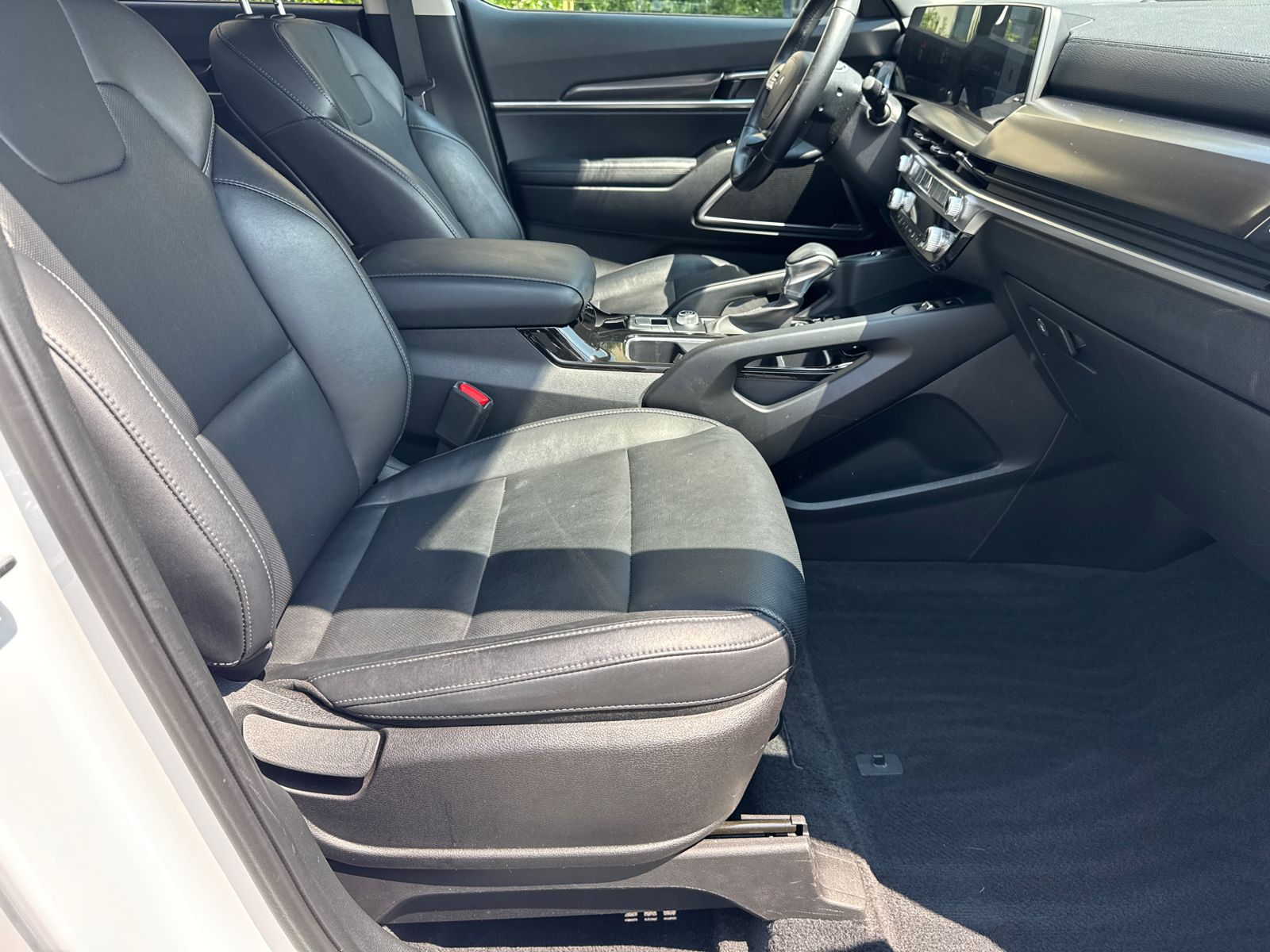 Used 2023 White Kia S image 13