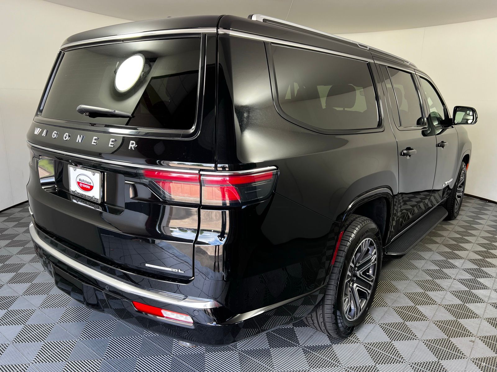 Thumbnail: 2023 Jeep Wagoneer - 5