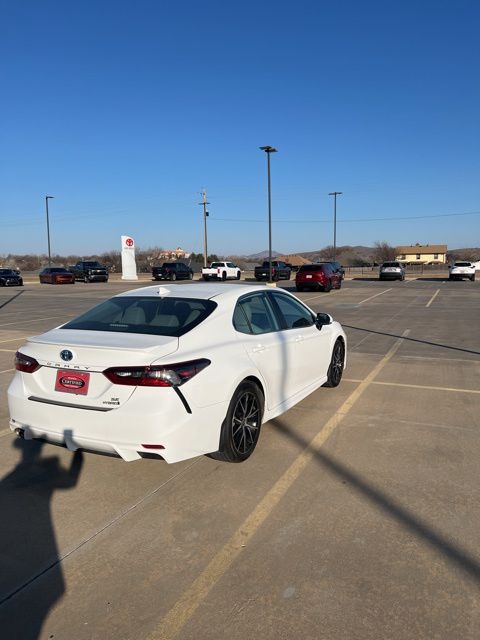 2024 Toyota Camry Hybrid SE 3