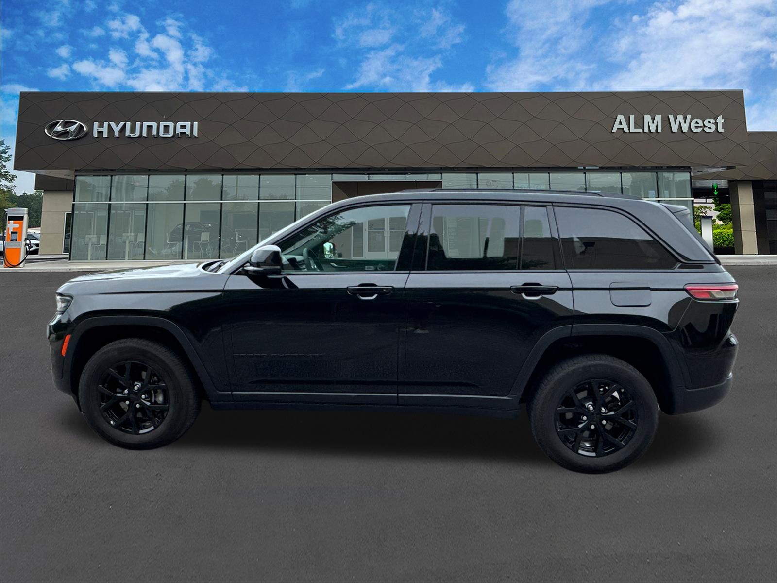 Used 2025 Black Jeep Altitude image 8