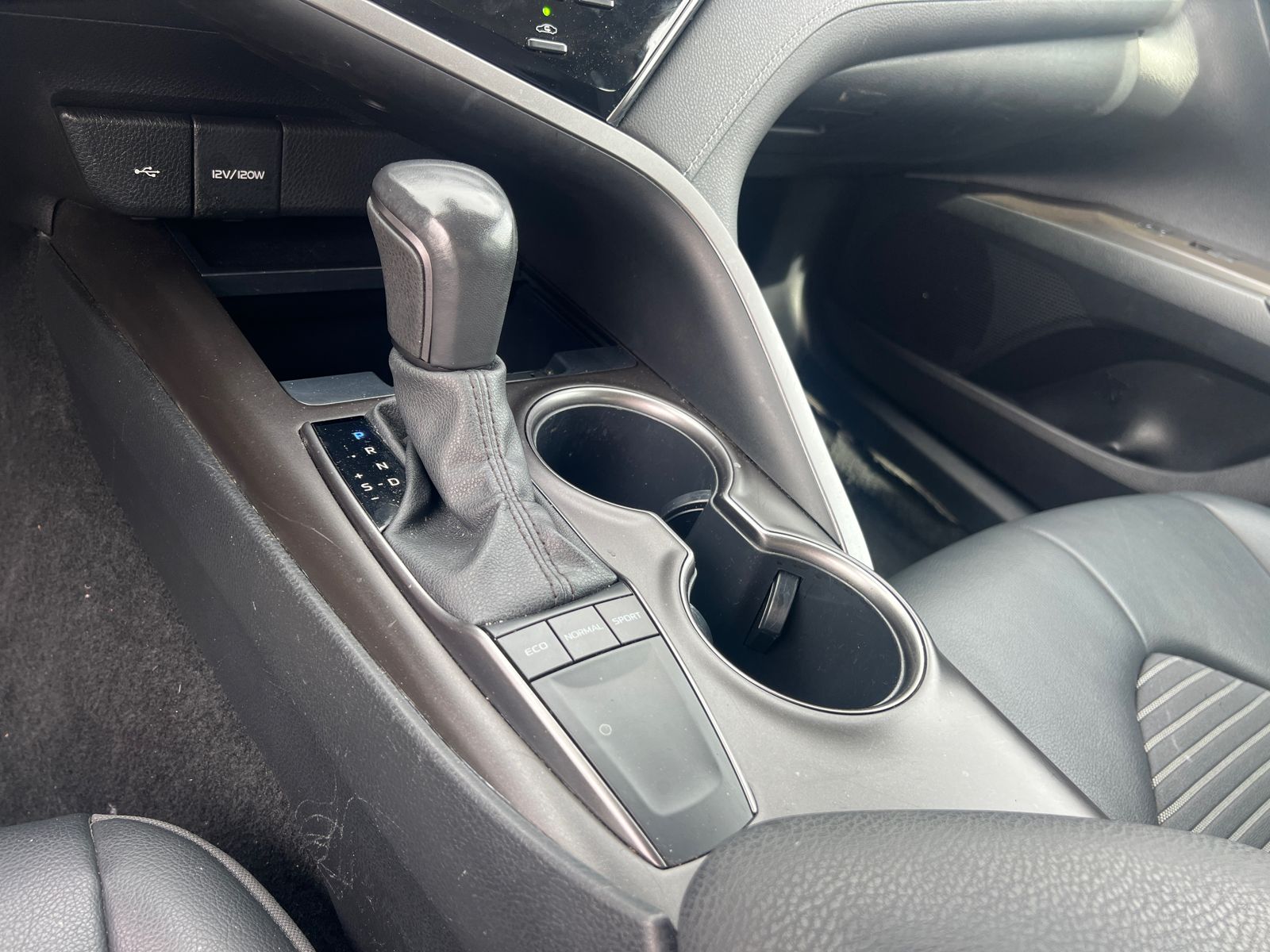 2022 Toyota Camry SE photo 32
