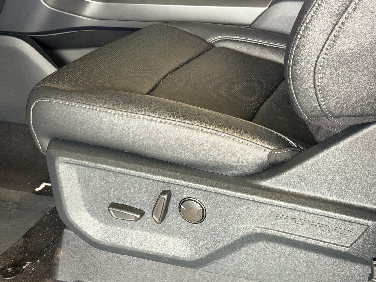 New 2026 Antimatter Blue Metallic Ford Lariat image 22