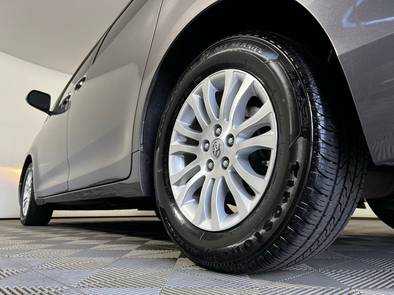 2016 Toyota Sienna XLE 31