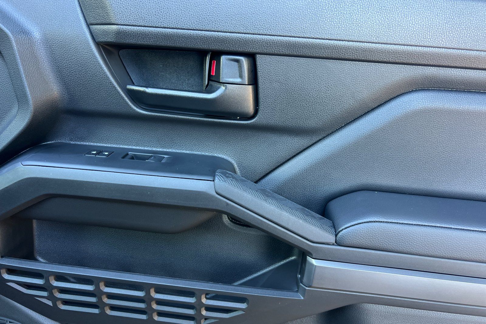 2025 Toyota Tacoma SR5 - Photo 19