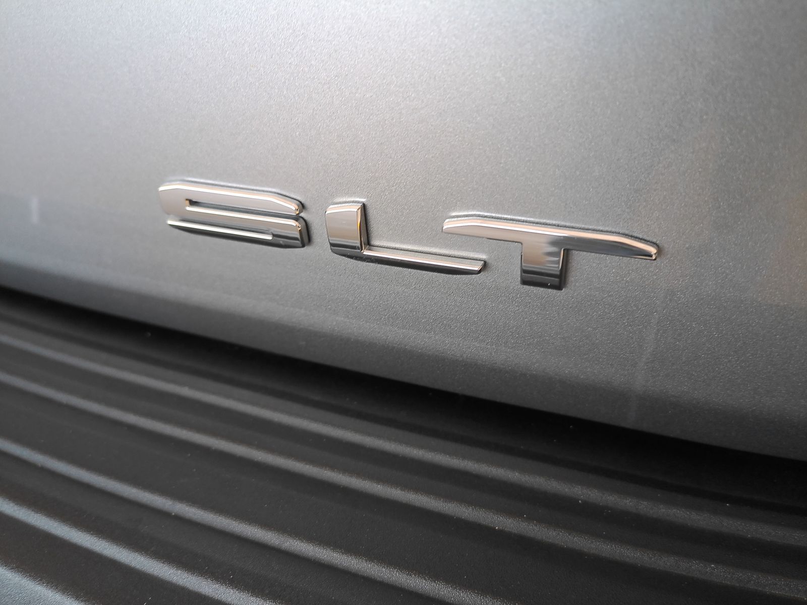 Used 2024 Silver GMC SLT image 27