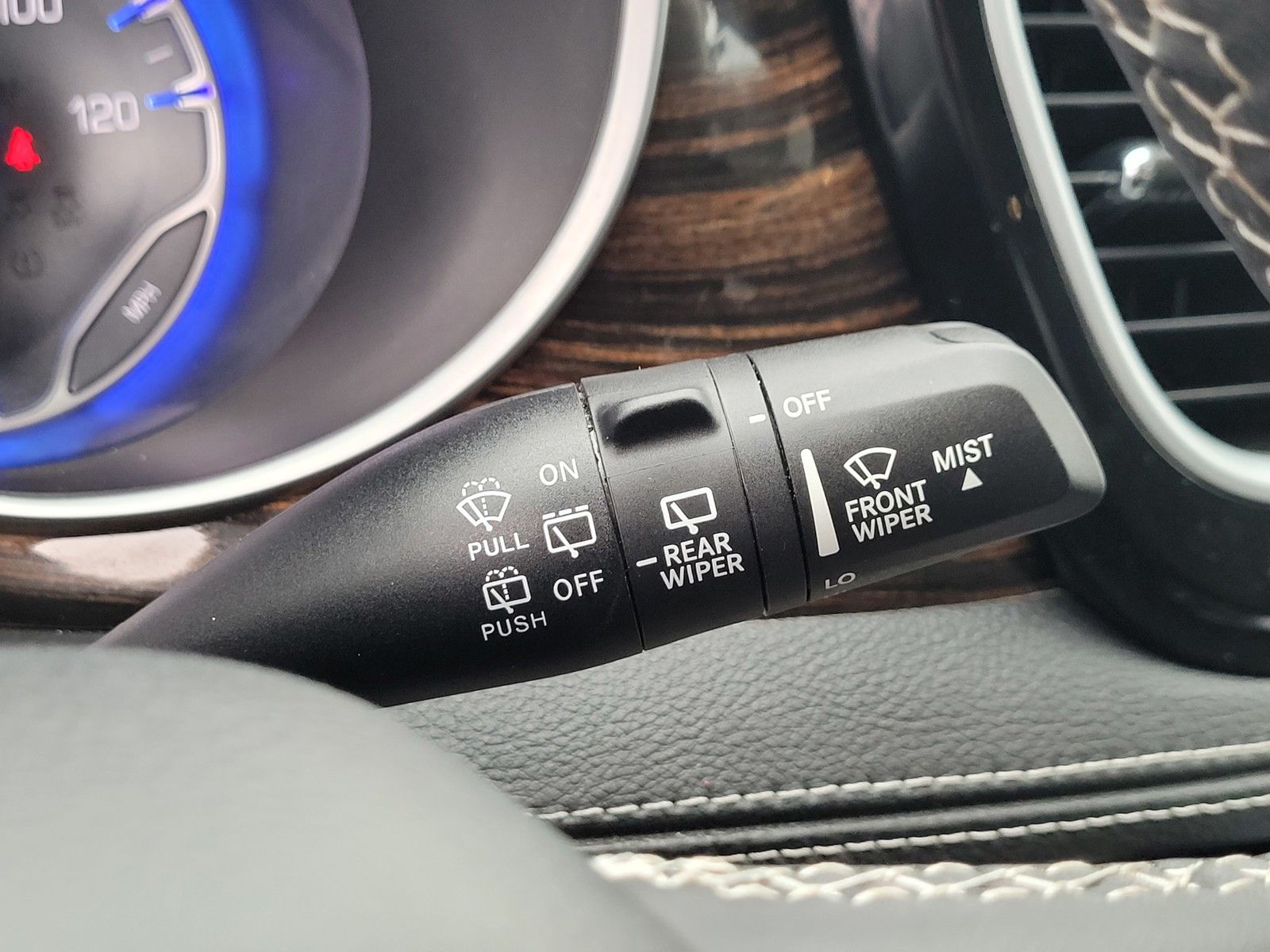 Used 2024 White Chrysler Limited image 25