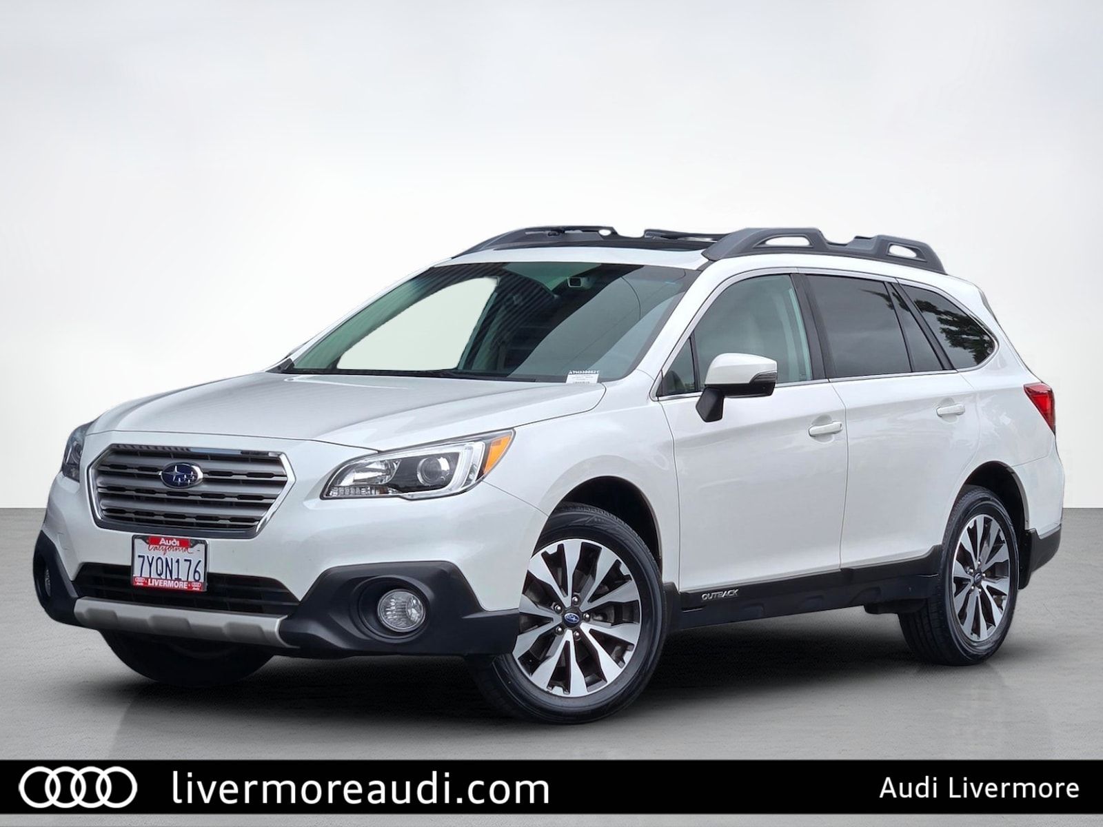 2017 Subaru Outback 2.5i — full photo 1 of 45